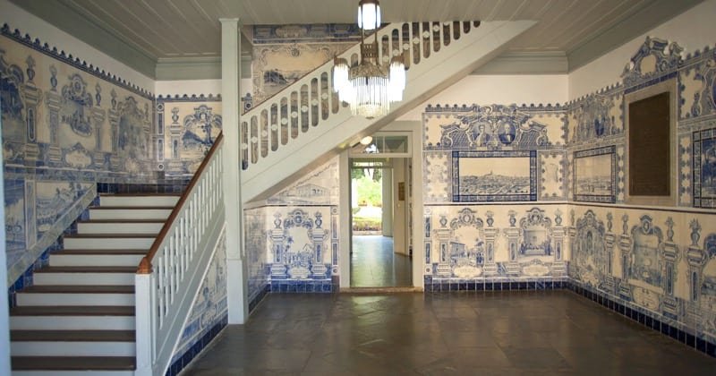 Saguão revestido de azulejos portugueses azuis e brancos no Museu Republicano Convenção de Itu
