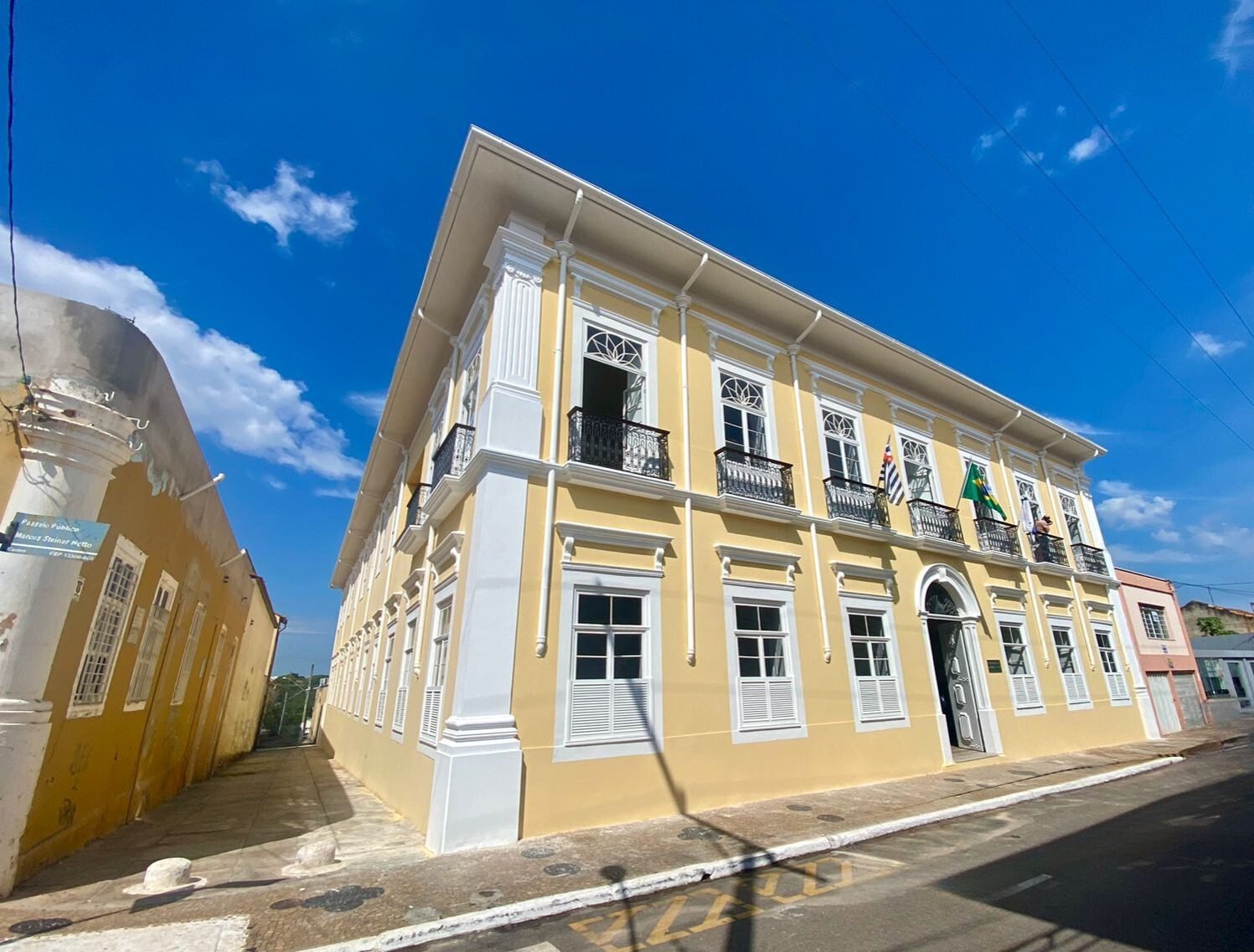 Sobrado colonial amarelo de dois pavimentos no centro histórico de Itu